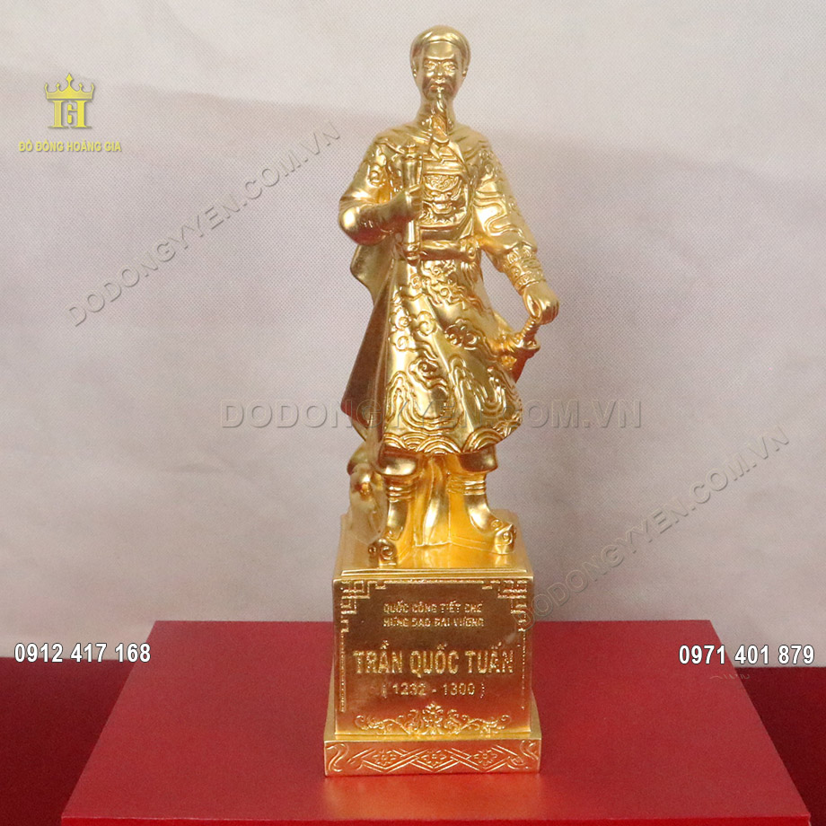 Bức tượng Trần Quốc Tuấn d&aacute;ng đứng d&aacute;t v&agrave;ng 9999 cao cấp